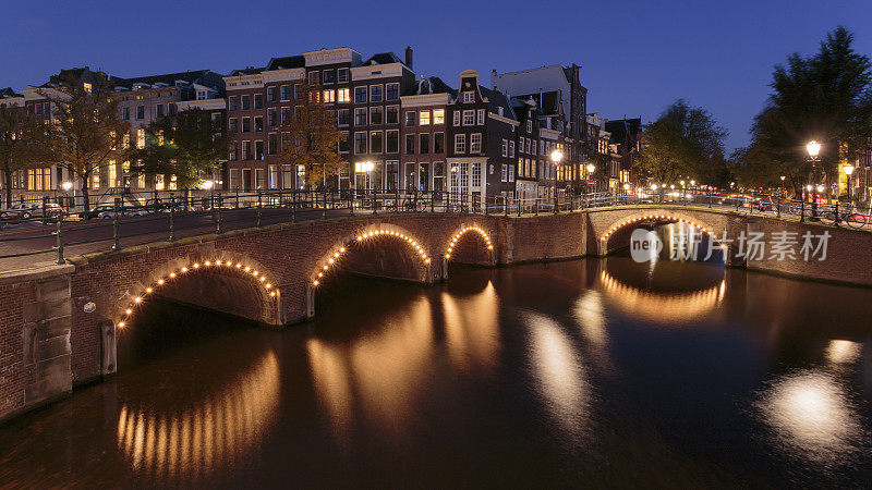 阿姆斯特丹的阿姆斯特丹运河和regular gracht运河的交汇处